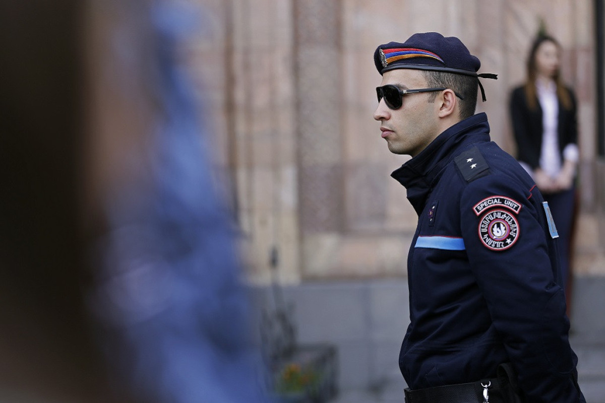 Polis “Daşnaksutyun”un Ali Şurası sədrinin evində axtarış aparır