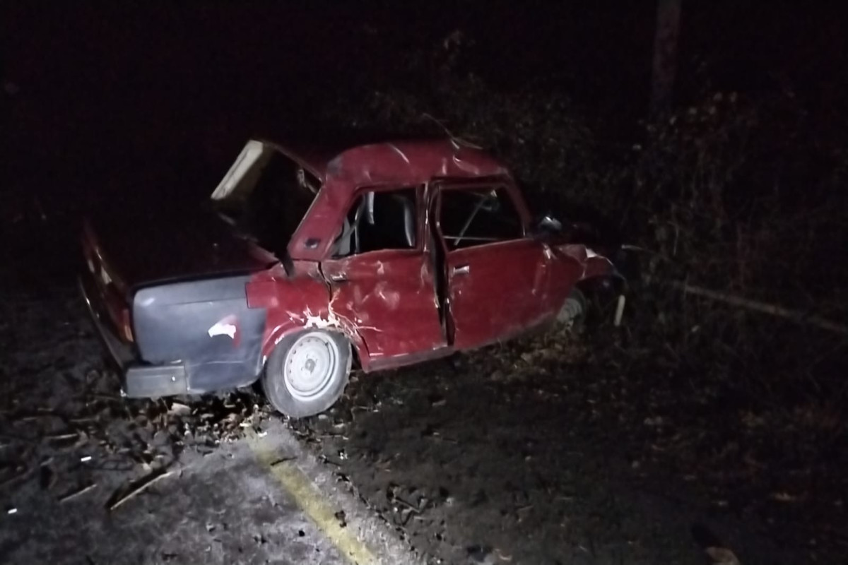 Oğuzda maşın ağaca çırpılıb, xəsarət alanlar var - FOTO 