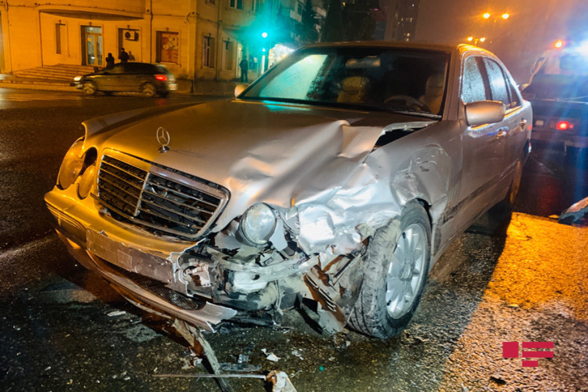 Bakıda iki avtomobil toqquşub - FOTO 