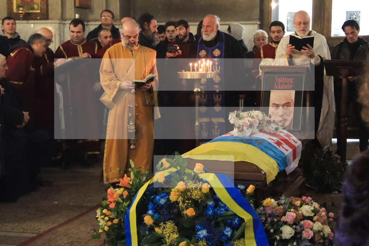 В Тбилиси проходит церемония прощания с Вахтангом Кикабидзе