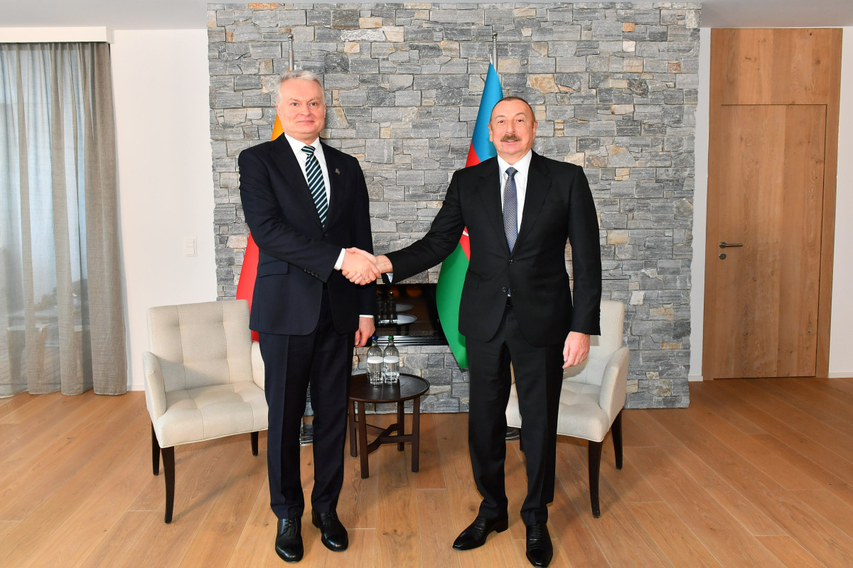 Президенты Азербайджана и Литвы встретились в Давосе