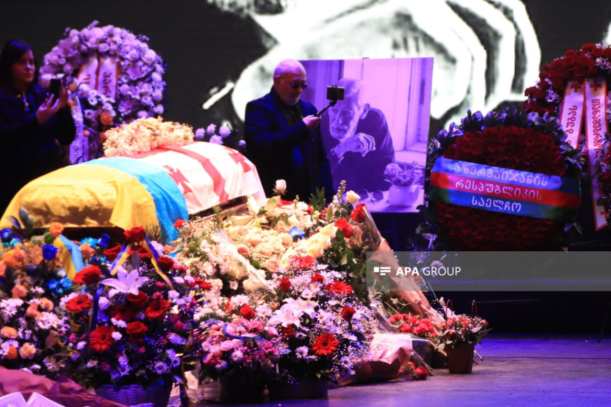 В Тбилиси завершается церемония прощания с Кикабидзе