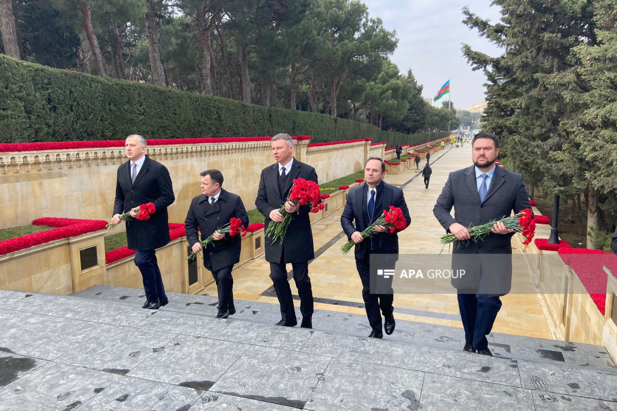 Послы Украины, Грузии и Молдовы посетили Аллею шехидов в Баку