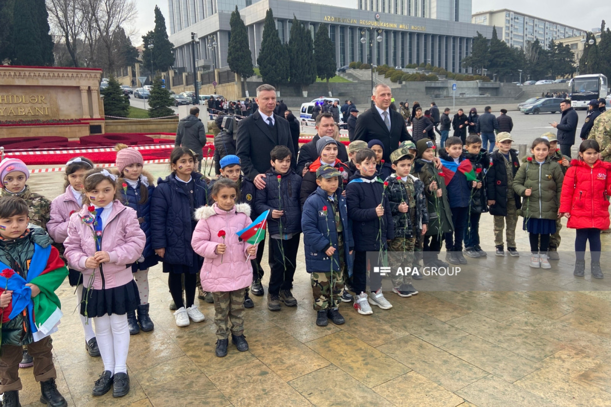 Послы Украины, Грузии и Молдовы посетили Аллею шехидов в Баку
