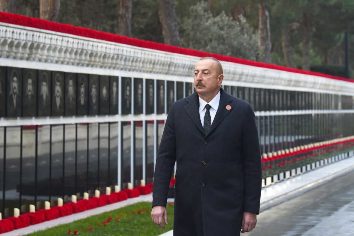 Президент Ильхам Алиев  посетил Шехидляр хиябаны в связи с 33-й годовщиной трагедии 20 Января-ВИДЕО 