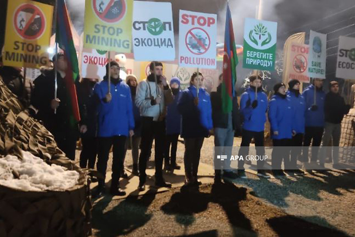 Акция протеста на Лачинской дороге продолжается 40 ночей, звучат лозунги-ФОТО 