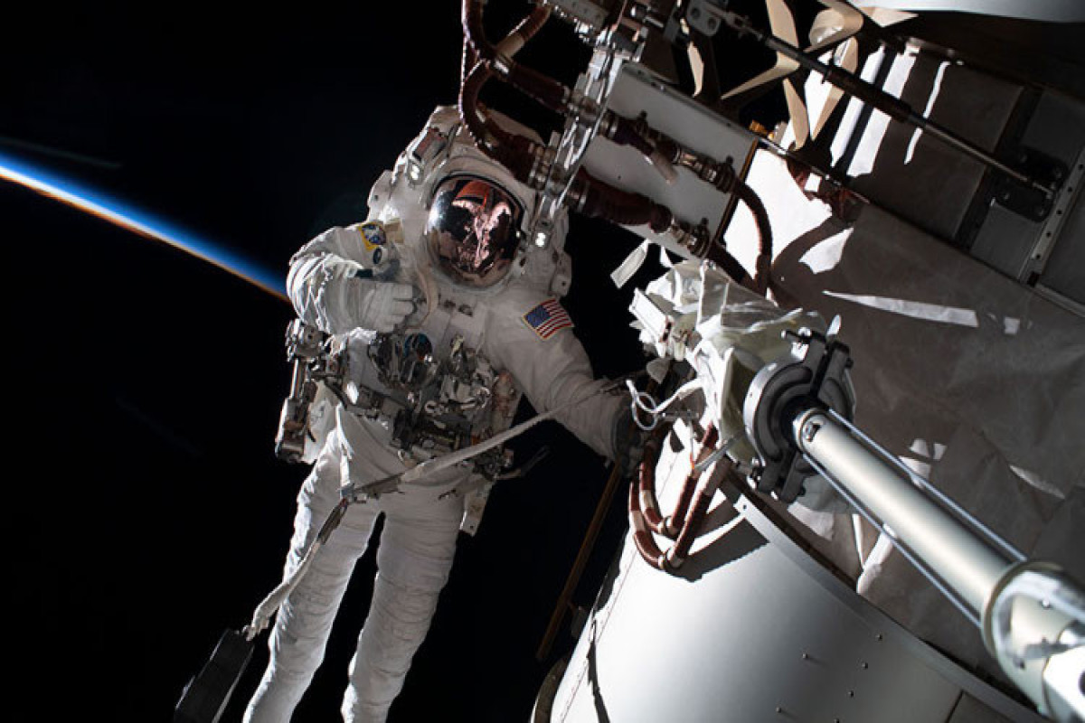 Astronavtlar günəş panelləri quraşdırmaq üçün açıq kosmosa çıxıblar