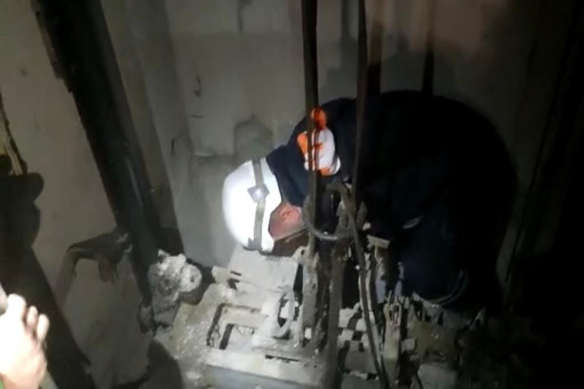 Bakıda liftdə qalanlar xilas edilib  - VİDEO 