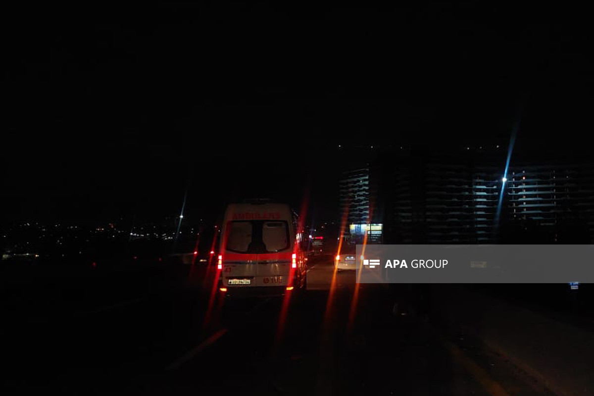 Bakı-Sumqayıt yolunda avtomobil aşıb, sürücü xəsarət alıb - FOTO 