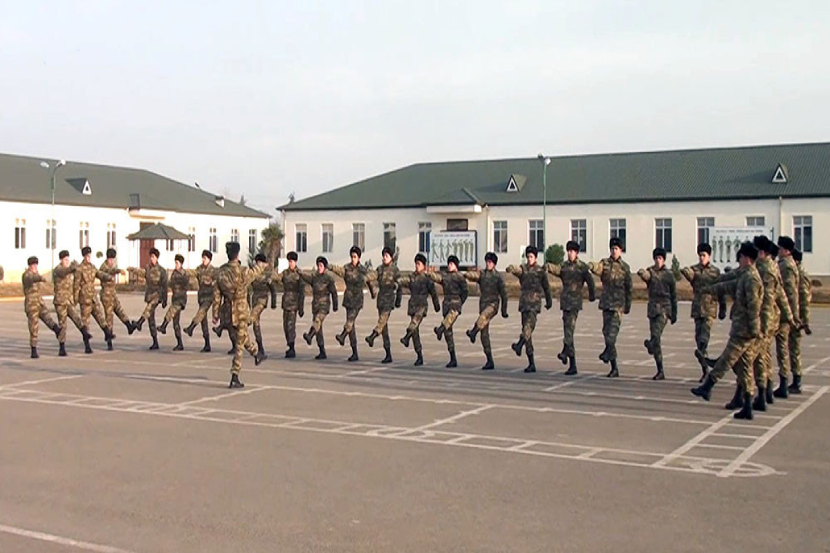 Продолжается прием призывников в азербайджанскую армию