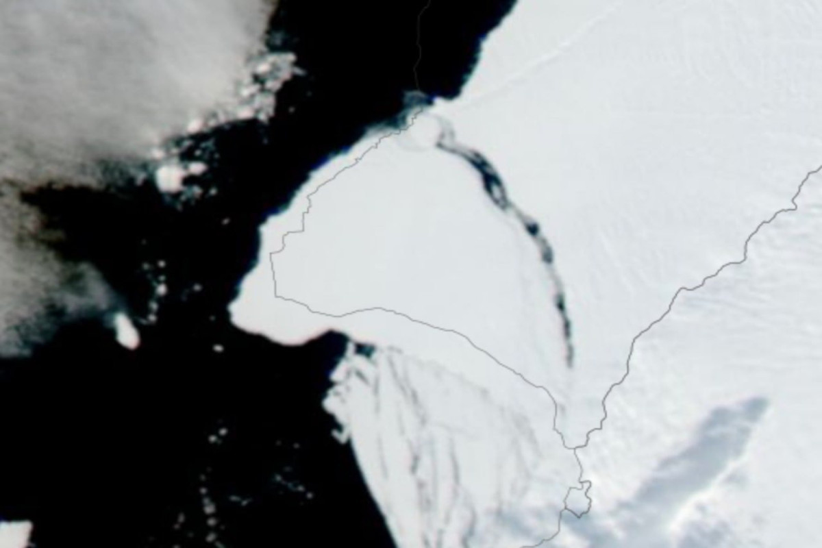 От Антарктиды откололся айсберг толщиной 150 метров