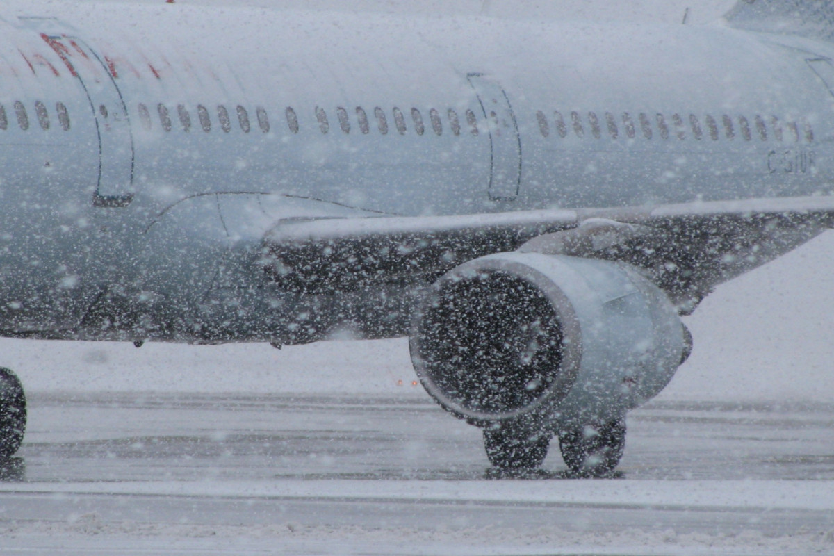 В Японии из-за сильных снегопадов отменено 400 авиарейсов