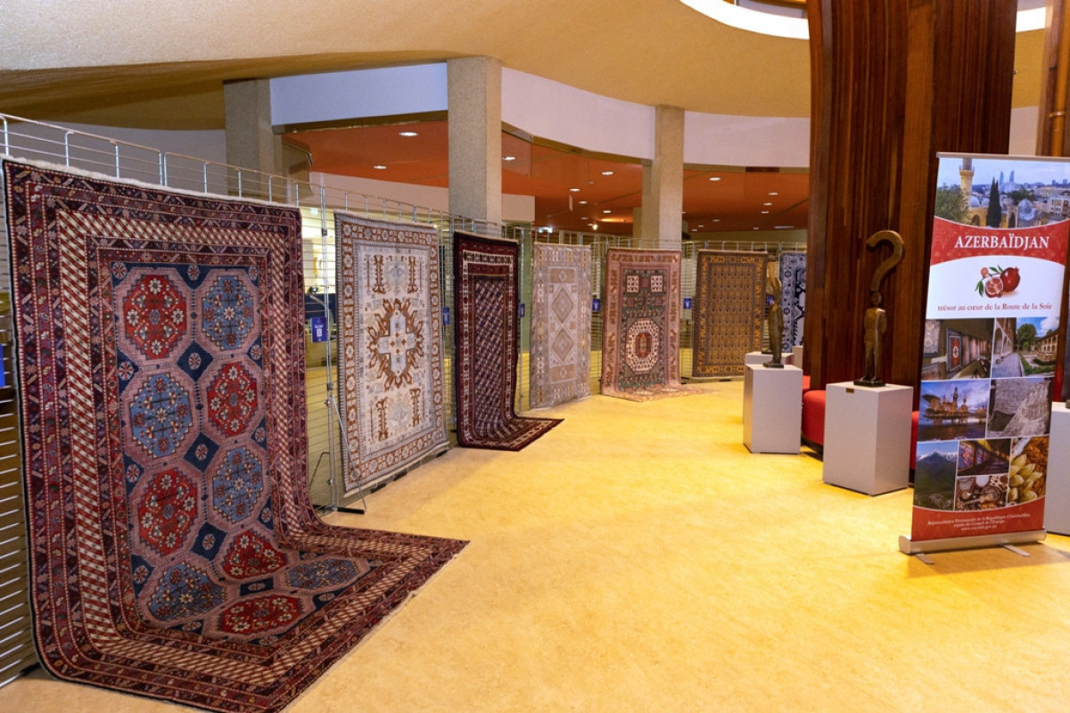 В штаб-квартире СЕ проходит выставка азербайджанских ковров-ФОТО 