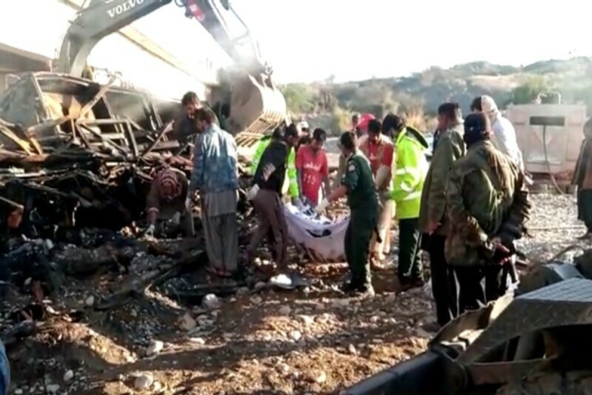 Pakistanda avtobus qəza nəticəsində yanıb, 41 nəfər ölüb - <span class="red_color">FOTO