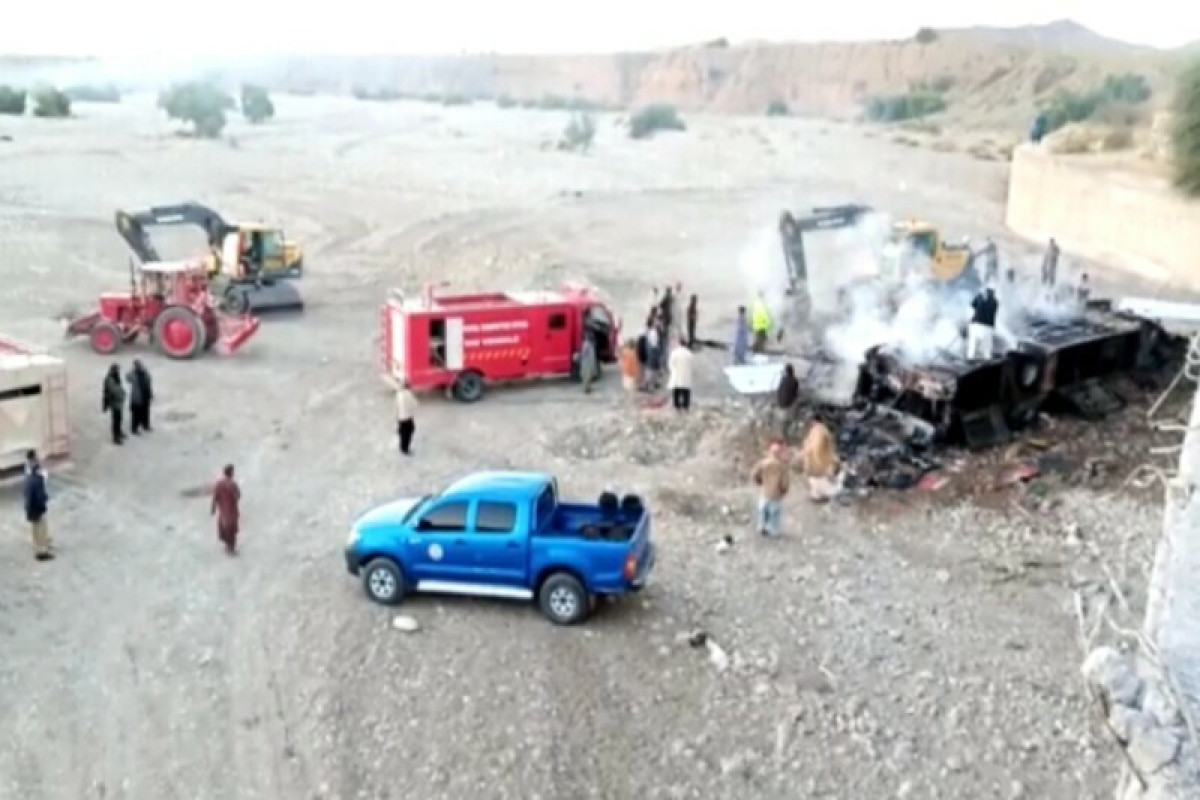 Pakistanda avtobus qəza nəticəsində yanıb, 41 nəfər ölüb - FOTO 
