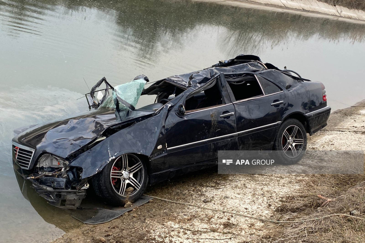 В Бейлагане автомобиль упал в канал, погибли три человека -ФОТО 