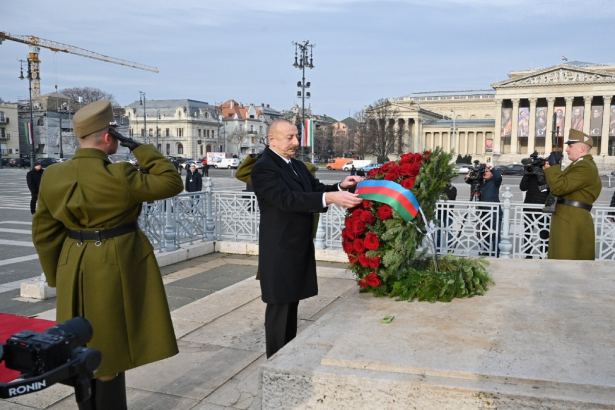 President Ilham Aliyev visited tomb of Unknown Soldier in Budapest