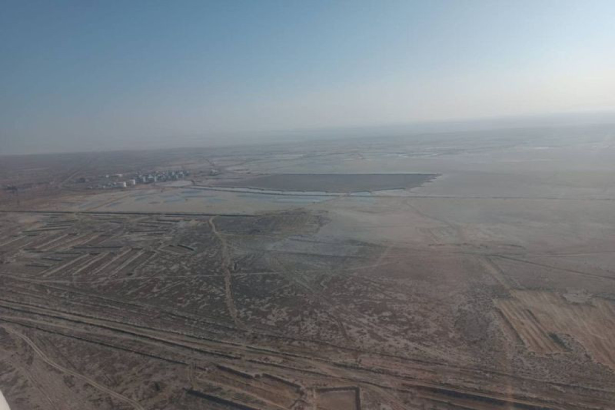В Казахстане задействовали вертолет для выявления очагов пожара на берегу Каспия