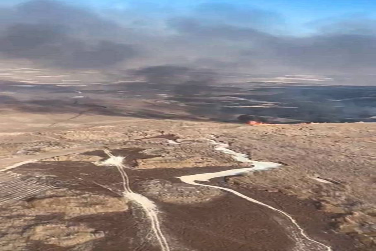 В Казахстане задействовали вертолет для выявления очагов пожара на берегу Каспия