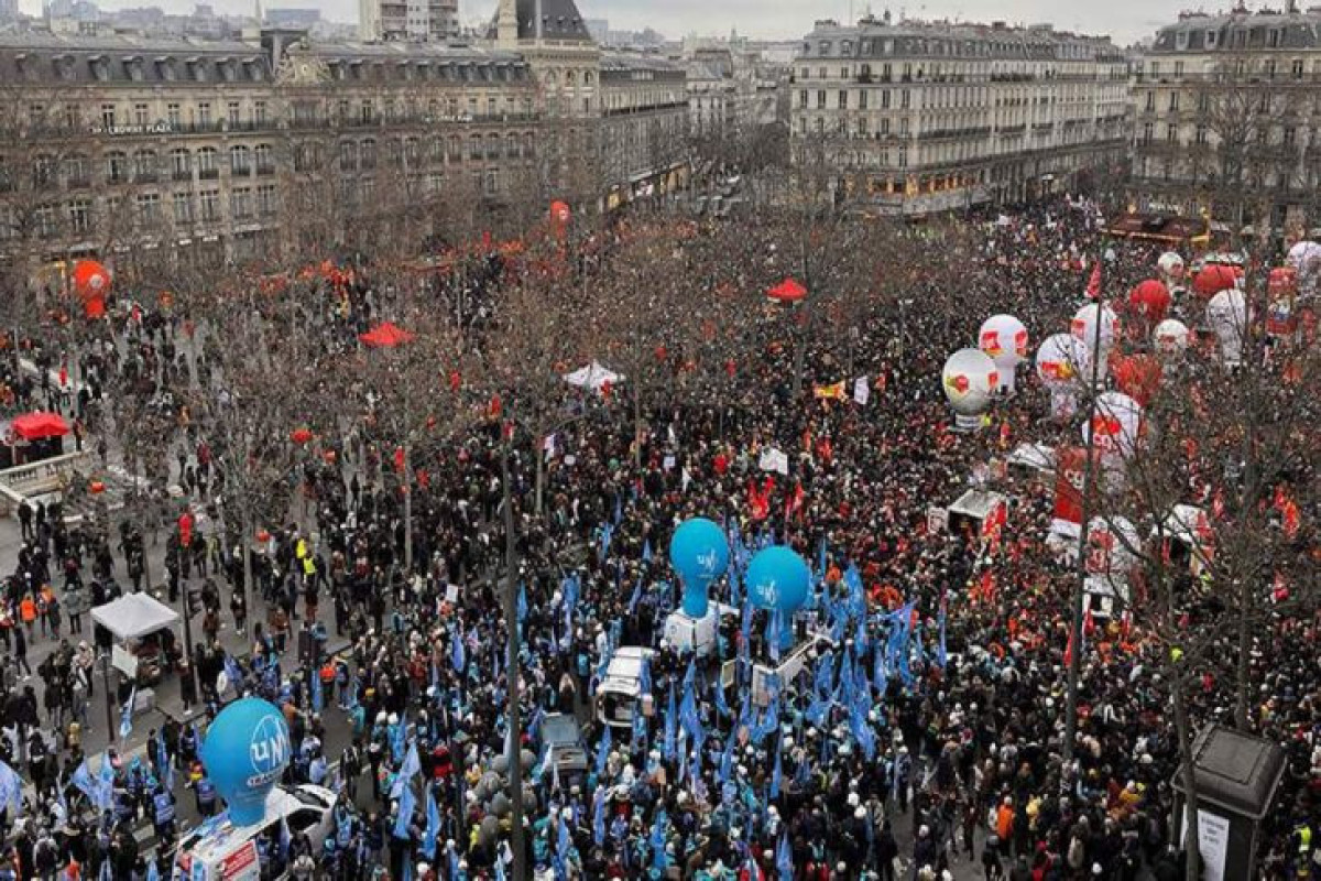 В Париже началась массовая манифестация против пенсионной реформы