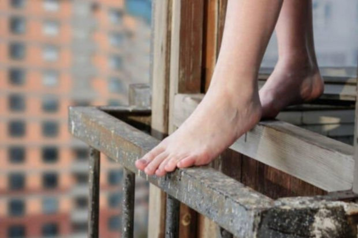 В Баку студентка погибла, выпав с балкона