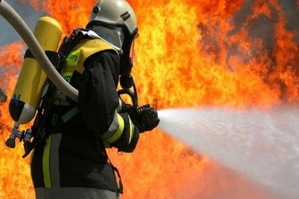 Bakıda binanın zirzəmisində yanğın olub, 10 nəfər təxliyə edilib