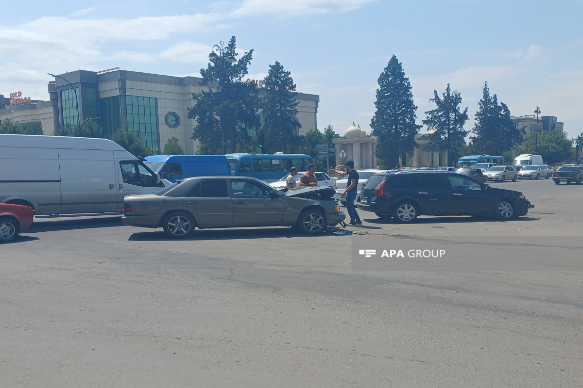 Gəncədə iki maşın toqquşub, xəsarət alan var - FOTO 