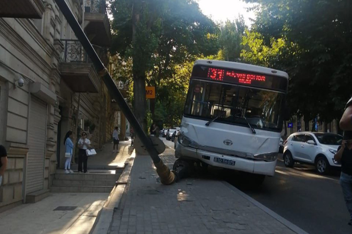 Bakının mərkəzində sərnişin avtobusu qəza törədib - FOTO  - YENİLƏNİB 