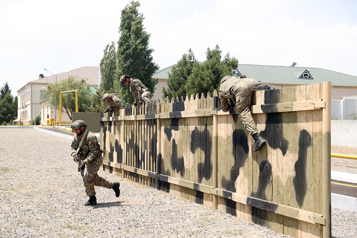 Kyrgyz Defense Minister visits commando military unit in Azerbaijan