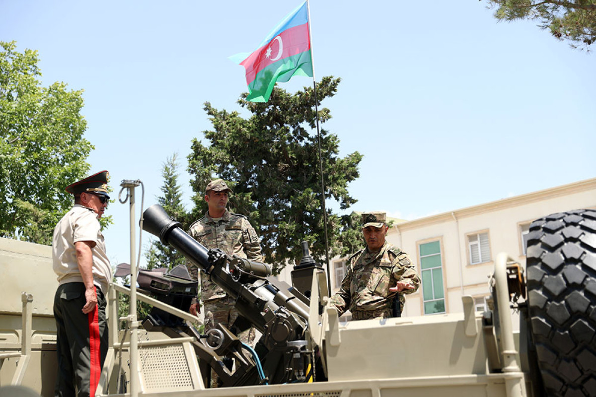 Kyrgyz Defense Minister visits commando military unit in Azerbaijan