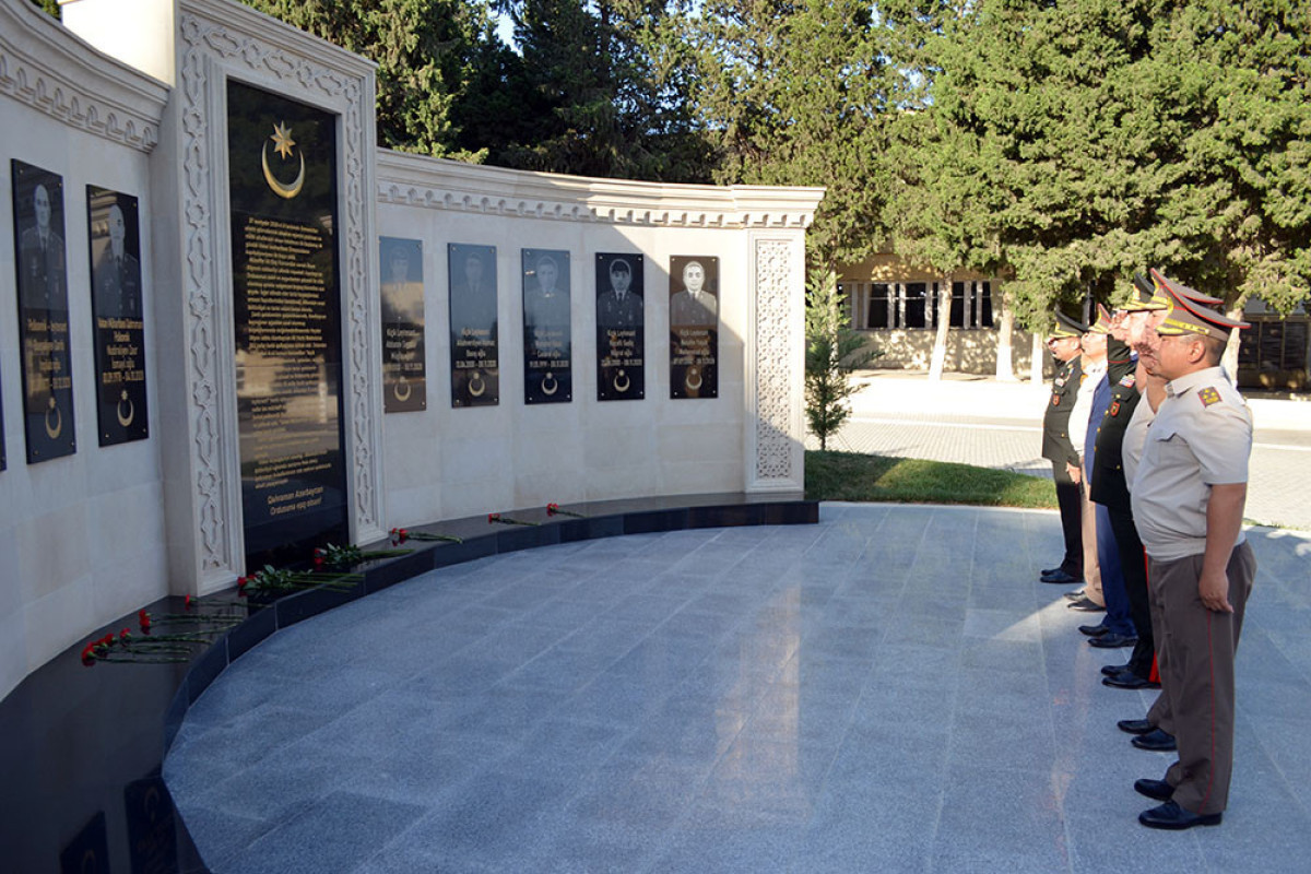 Kyrgyz Defense Minister visits commando military unit in Azerbaijan