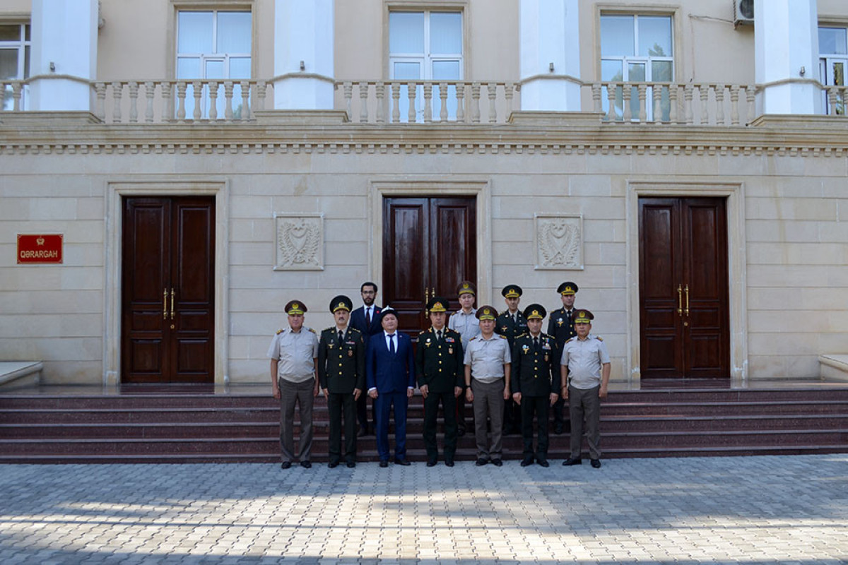 Kyrgyz Defense Minister visits commando military unit in Azerbaijan