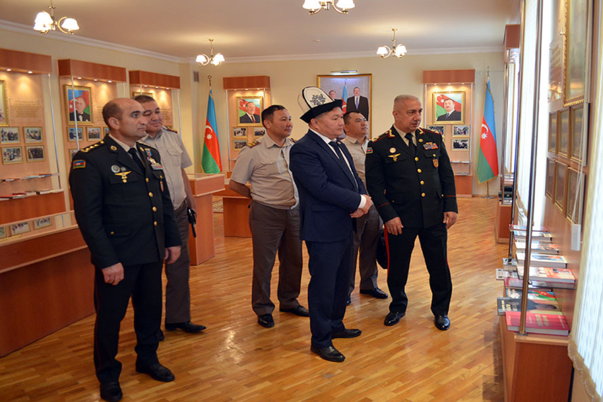 Kyrgyz Defense Minister visits commando military unit in Azerbaijan