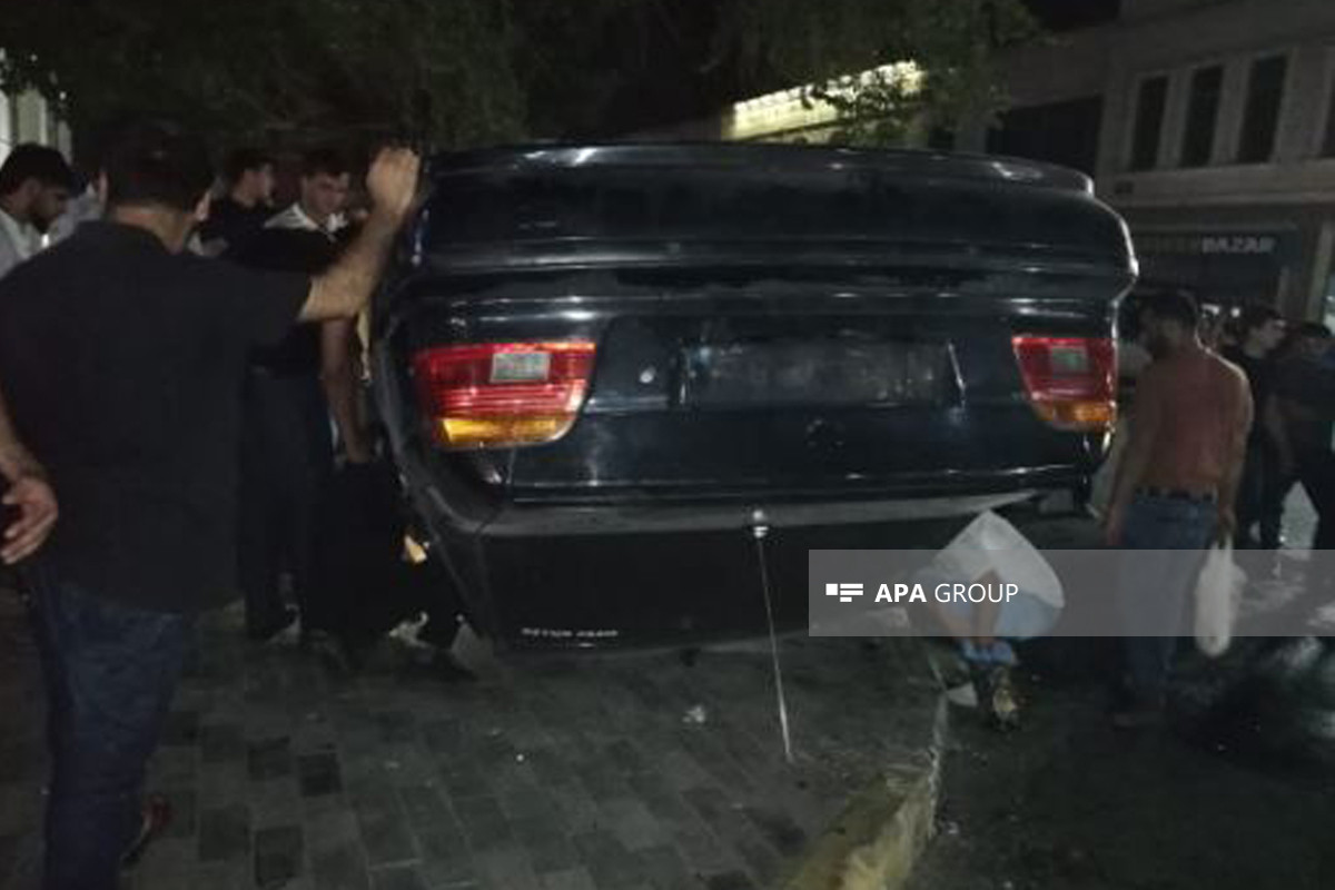 Sumqayıtda yol qəzasında sürücü xəsarət alıb - FOTO 