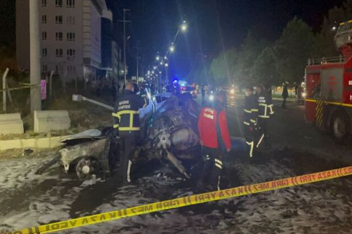 Türkiyədə yol qəzası zamanı avtomobil yanıb, üç nəfər ölüb