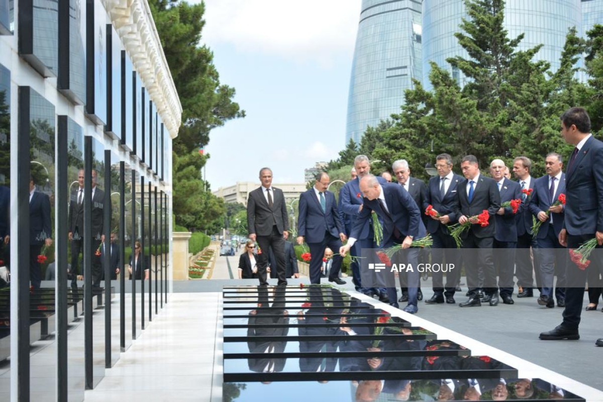 TBMM sədri Şəhidlər xiyabanını və Türk Şəhidliyi abidəsini ziyarət edib - FOTO 