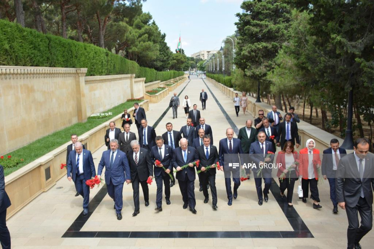 Chairman of Turkish Grand National Assembly visits Alley of Martyrs and Turkish Martyrs' Memorial in Baku