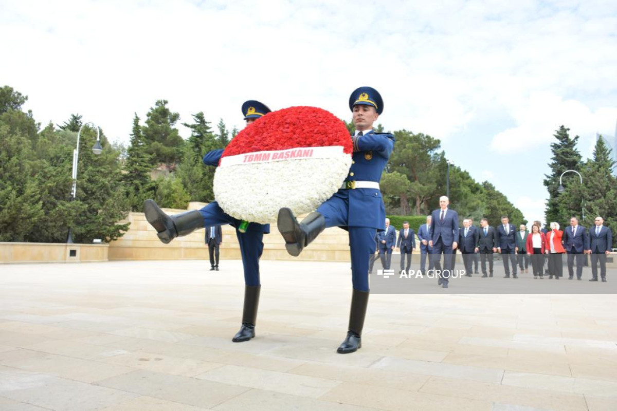 Chairman of Turkish Grand National Assembly visits Alley of Martyrs and Turkish Martyrs' Memorial in Baku