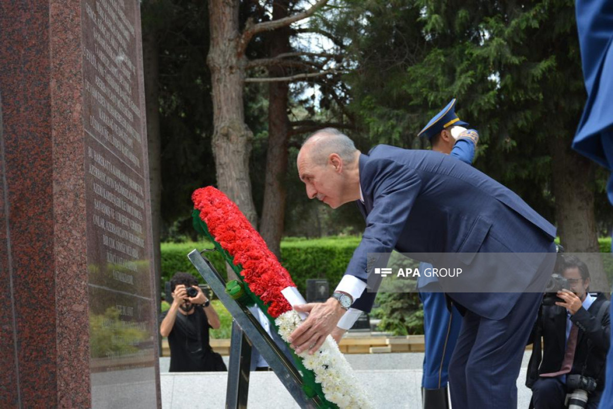Chairman of Turkish Grand National Assembly visits Alley of Martyrs and Turkish Martyrs' Memorial in Baku