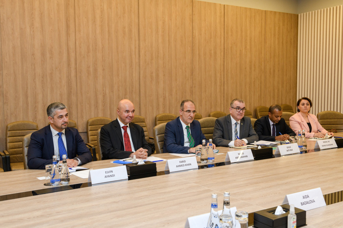 Azerbaijan’s Minister of Digital Development and Transport meets with IsDB Group delegation