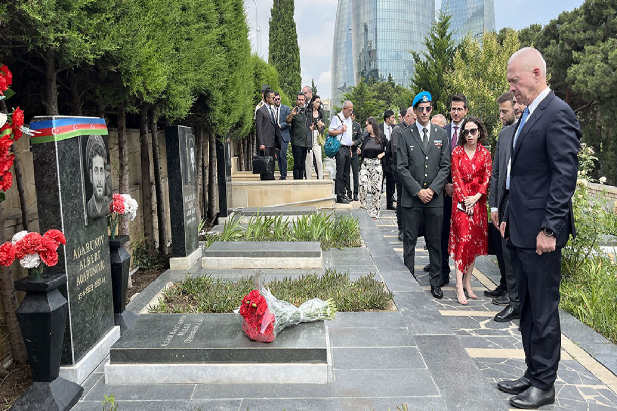 İsrail müdafiə naziri Albert Aqarunovun məzarını ziyarət edib