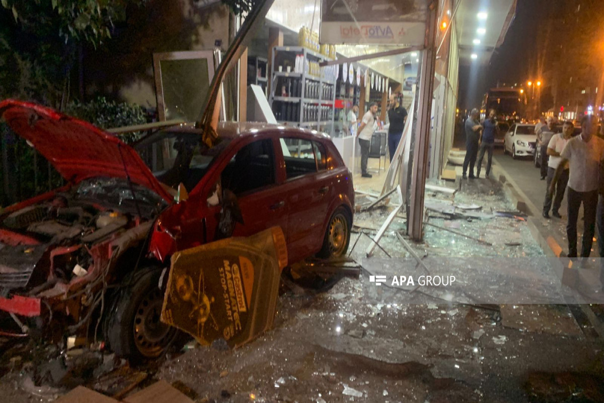 Bakıda maşın mağazaya çırpılıb - FOTO 