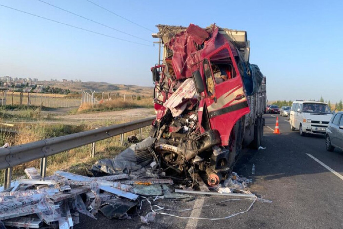 Türkiyədə yük maşını avtobusa çırpılıb, 12 nəfər xəsarət alıb