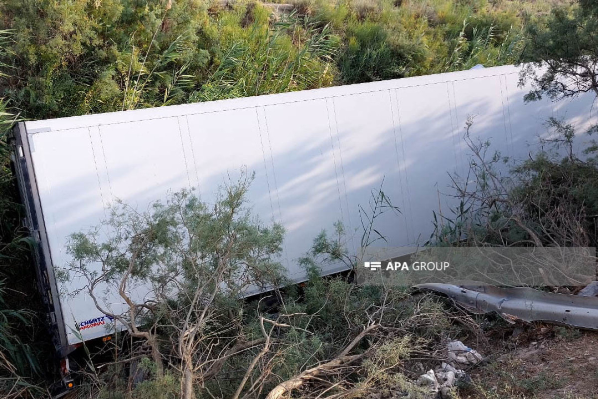 Sabirabadda TIR yoldan çıxaraq kanala aşıb - FOTO 
