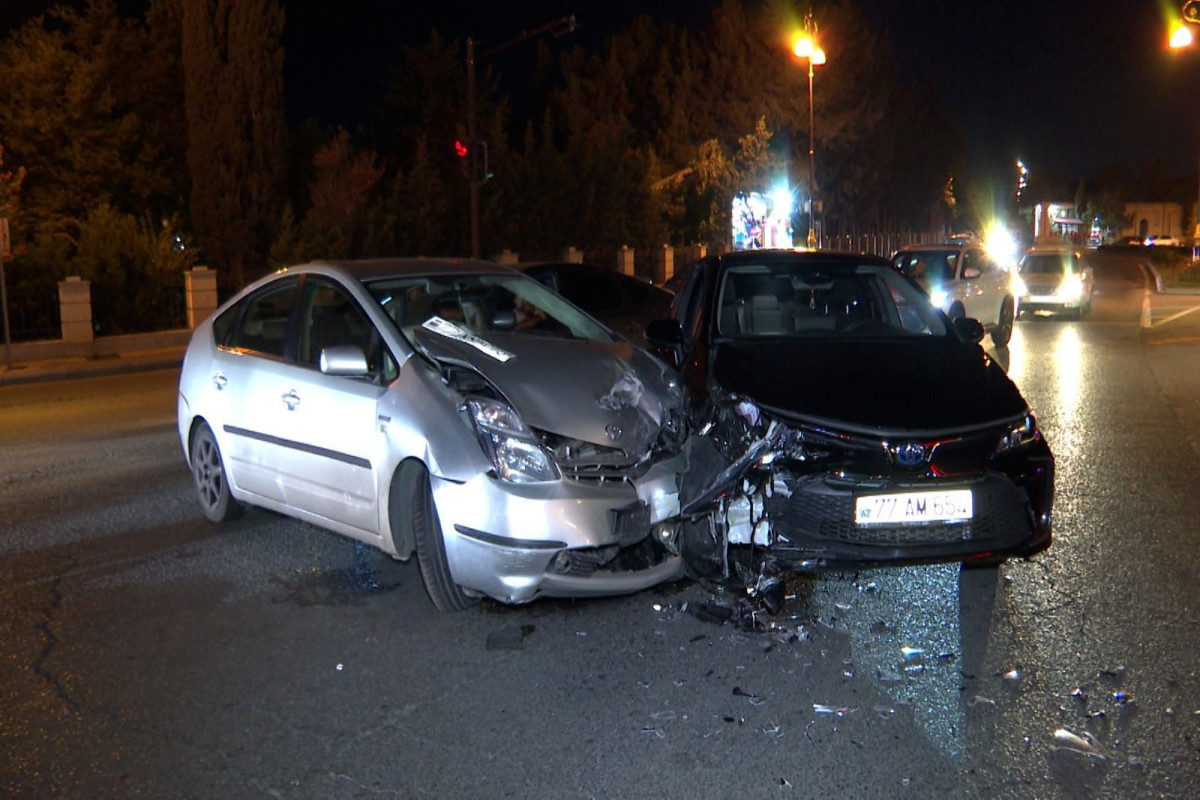 Bakıda iki avtomobil toqquşub, xəsarət alan var - FOTO 