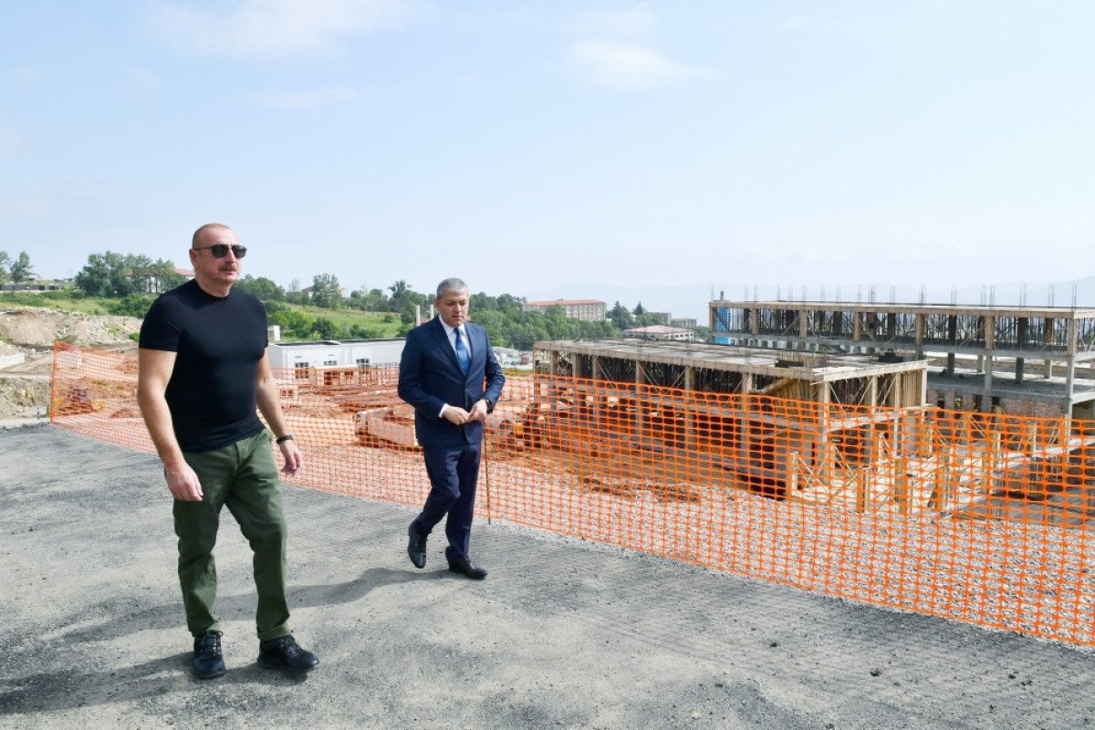 Prezident İlham Əliyev Şuşa şəhər xəstəxanasında aparılan tikinti işləri ilə tanış olub  - YENİLƏNİB 