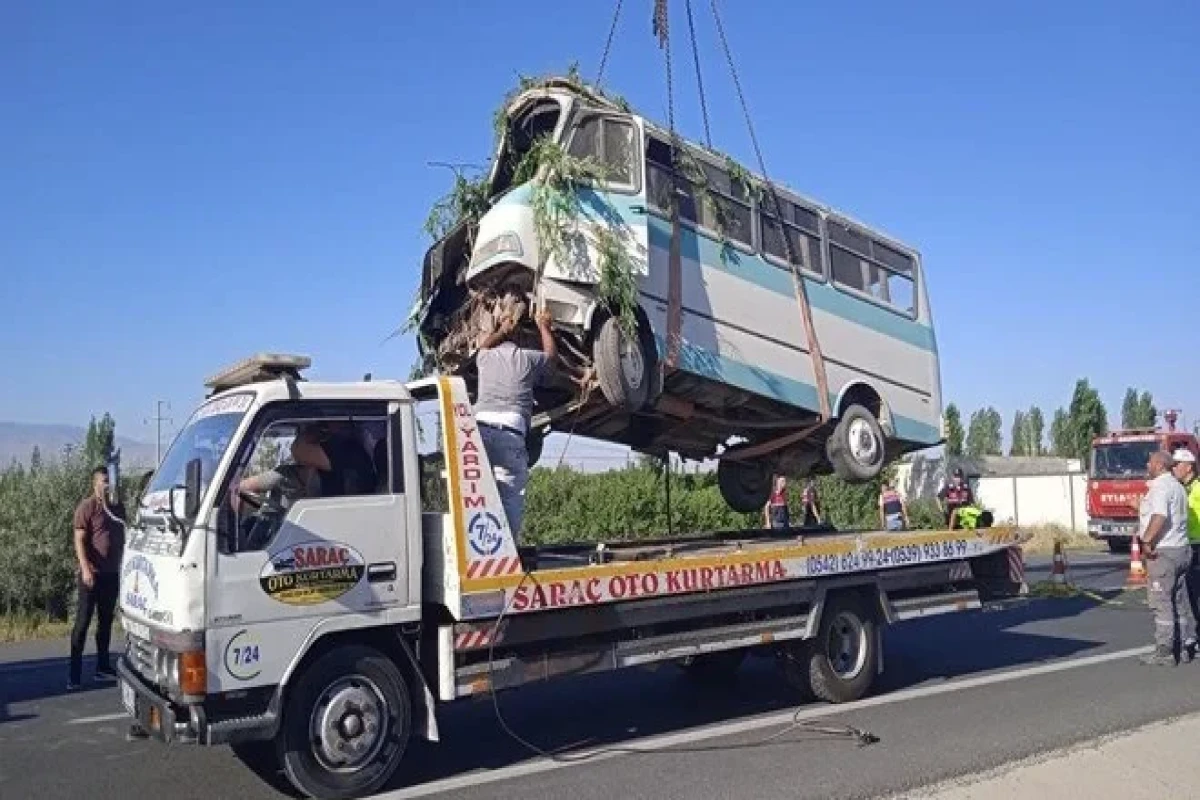 Türkiyədə mikroavtobus dərəyə aşıb, 7 nəfər ölüb