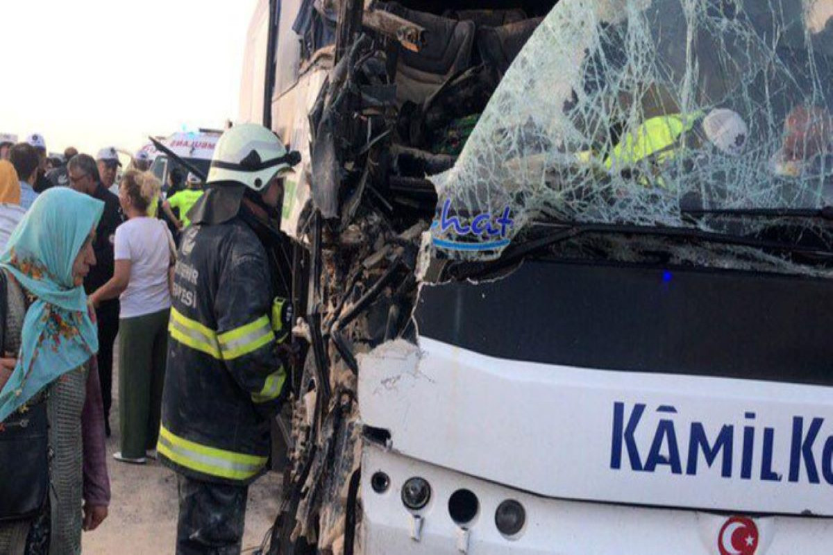 Türkiyədə avtobusla TIR toqquşub, 23 nəfər yaralanıb