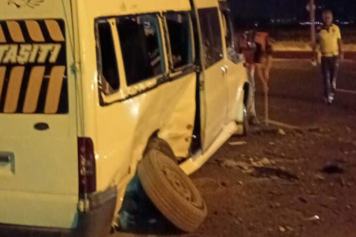 Türkiyədə həbsxana mikroavtobusu ilə maşın toqquşub, 12 nəfər xəsarət alıb