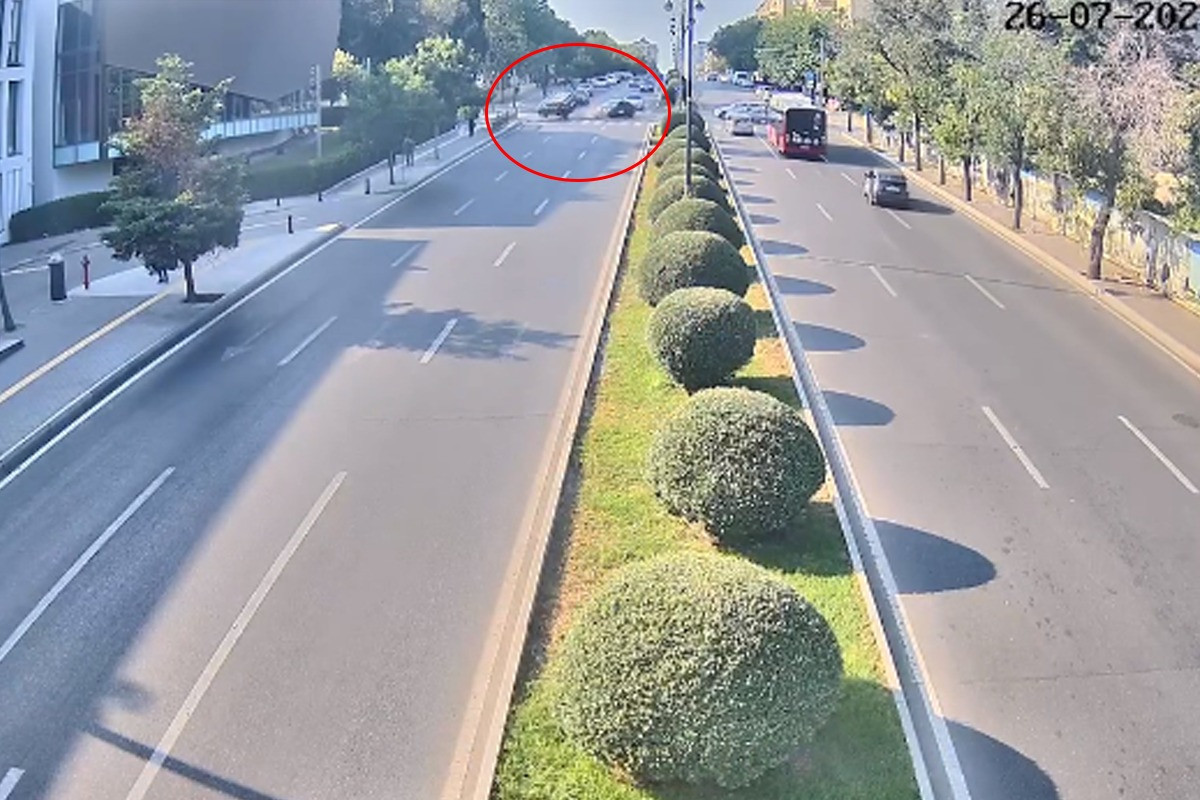 Bakıda qadağanedici işarəni keçən sürücü qəza törədib - VİDEO 